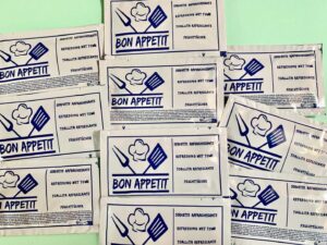 IMG 2601 e1727109901988 - la Lingette du type Rince-Doigts personnalisable "Bon appétit " neutre - étui 100x60mm - Pénestin Morbihan