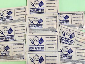 IMG 2602 e1727109877957 - la Lingette du type Rince-Doigts personnalisable "Bon appétit " neutre - étui 100x60mm - Pénestin Morbihan